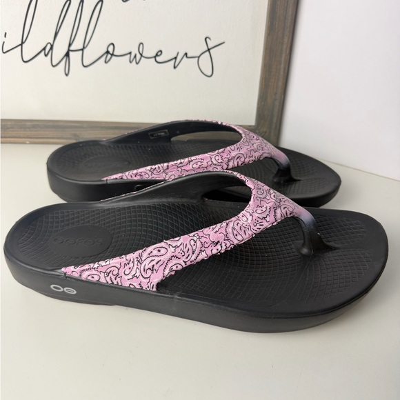 OOFOS Shoes - OOFOS OOlala Limited Sandals black and pink bandana pattern